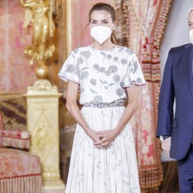 Letizia v šatech své tchyně, královny Sofíi. Ta je oblékla přesně před 40 lety při návštěvě Říma. Pas si Letizia zdůraznila páskem ze svých růžových šatů od Michaela Korse. Boty Magrit, náušnice Chanel Plume za 177 tisíc korun.