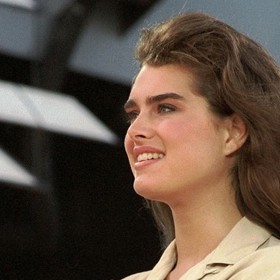 Brooke Shields její matka Teri donutila v pouhých deseti letech pózovat pro Playboy, a to zcela nahou. Komentáře pod akty zněly takto: mladá upírka a nevěstka, ostřílená sexuální veteránka, provokativní dětská žena, erotický a smyslný sexuální symbol, Lolita své doby.