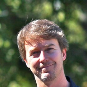 Investuje do dostupného bydlení pro rodiny s nízkým příjmem.