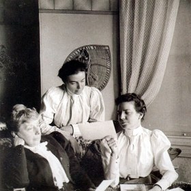 Znuděná žena nalevo by podle všeho měla být majitelka nevěstince Sallie Shearer.