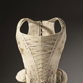 Kvůli těsným korzetům měly ženy problémy s dýcháním a zažíváním. 