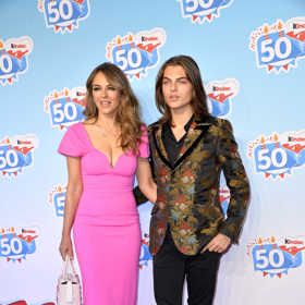 LIZ HURLEY (56) a DAMIAN HURLEY (19) - Britská modelka a herečka popírá veškeré zákony přírody. Ač má na krku už pět křížků, stále vypadá na třicet. Svůj recept na krásu nejspíš předala i svému synovi Damianovi, kterého má z krátkého románku s americkým byznysmenem Stevem Bingem.

Damian je už dnes úspěšný model a také se pokouší prosadit ve světe filmu. 