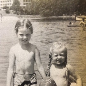 Pavlína Mourková se svojí mladší sestrou na dovolené u moře.