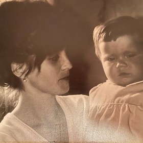 Pavlína Mourková v náručí své maminky.