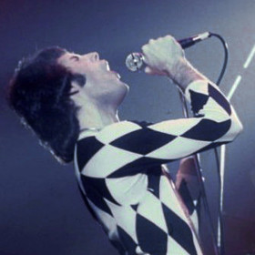 Freddie Mercury patřil mezi nejtalentovanější zpěváky moderní historie. Byl také výrazným a excentrickým frontmanem kapely Queen. 