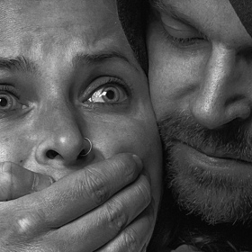 Toleda Cynthia Anderson byla zcela obyčejná a hodná dívka. Jednoho dne roku 1981 se však doslova vypařila. Mohl za její zmizení stalker, který jí nechával milostné vzkazy? Zbylo po ní pouze uzamčené auto na parkovišti a rozečtený román, v němž zaznačila stránku popisující únos...