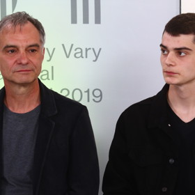 IVAN TROJAN (57) a JOSEF TROJAN (20) - Zde naopak nepadlo jablko vůbec daleko od stromu. Josef je stejně jako jeho rodiče Ivan a Klára Trojanovi talentovaný herec, který na sebe nedávno výrazněji upozornil ve filmu Šarlatán.

Vedou se nicméně spory o to, zda je podobnější mámě, nebo tátovi. Výraz tváře má totiž po Ivanovi, zatímco hluboké oči po Kláře.