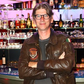 Jiří Strach patří mezi nejúspěšnější české režiséry současnosti. Natočil třeba seriál Labyrint nebo dvojici filmů Anděl páně.