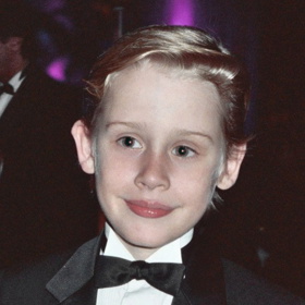 Macaulay Culkin se proslavil coby představitel osmiletého Kevina ve vánoční komedii Sám doma. Krom slávy a jmění ale film Mackovi nic moc dobrého nepřinesl. Potýkal se se všemi nešvary dětských hvězd: od předčasné svatby po experimentování s drogami.