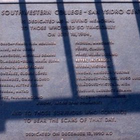 Na místě masakru dnes najdeme pamětní desku se jmény obětí.