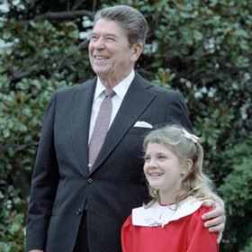 Matka Drew Barrymore rozhazovala všechny peníze na večírcích. Tam také Drew poprvé okusila drogy.