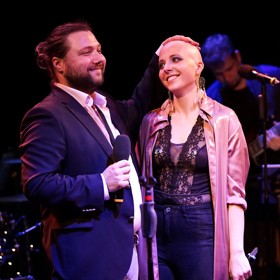 Anička Slováčková se svým bratrem Felixem po zahájení léčby.