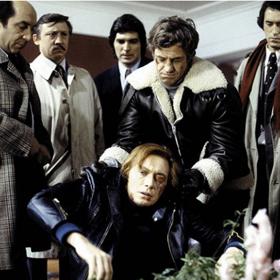 Došlo i na zranění. Jean-Paul Belmondo si probodl kusem železa ruku a propadl skleněnou výplní. 