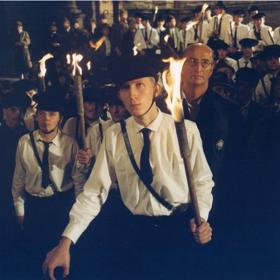 Seriál Vlak dětství a naděje vznikl na motivy knižní předlohy Věry Sládkové "Malý muž a velká žena". Originální název však zní "Poslední vlak z Frývaldova a Pluky zla".