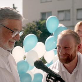 Všemi oblíbený pediatr Zdeněk (Jiří Bartoška) odchází do důchodu. 