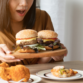 Ale také blokují hormon zvaný glukagon. Mozek pak vysílá signály hladu, neboť má "pocit", že se mu dostává málo energie.