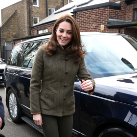 Ač poněkud neformální, i tenhle tvídový kabát značky Dubarry za v přepočtu 13 500 Kč určitě patří do našeho výčtu. Kate se v něm představila v lednu 2019 na návštěvě zahrádkářské komunity v Londýně.