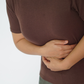 Aortální aneurysma je po dlouhou dobu bezpříznakové. V závěrečné fázi se projevuje bolestí v nadbřišku, bocích a zádech. Někdy může dojít i ke zvracení.