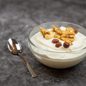 Pravidlo číslo 1 - Dopřejte si odpoledne pořádnou výživnou svačinu, třeba řecký jogurt s ovocem a ořechy.