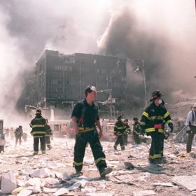 Newyorští požárníci v troskách zdemolovaného Světového obchodního centra. 