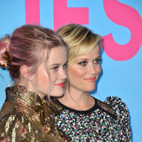 REESE WITHERSPOON (45) a AVA PHILLIPPE (21) - Oceňovaná herečka Reese se proslavila okouzlujícím úsměvem, díky němuž působí jako rozpustilá školačka.

Dcera Ava ho po ní zdědila. A nejen to. Je také stejně krásná, tudíž se jí daří v modelingu i filmové branži. Momentálně studuje na Kalifornské univerzitě, věnuje se keramice a je také úspěšnou influencerkou. Na Instagramu má přes 600 tisíc fanoušků.