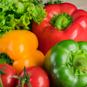 Pravidlo číslo 2 - Pokud už vás před večeří sužuje nesnesitelný hlad, dejte si něco nízkokalorického. Zelenina nebude vůbec od věci.