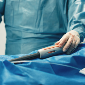 Prasklé aneurysma končí v osmdesáti procentech smrtí. Ať již cestou do nemocnice, nebo přímo na sále. Velká nebo bolestivá aneurysmata se řeší chirurgicky, ostatní konzervativně.
