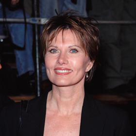 Švédská herečka Maud Adams je v bondovkách unikátem, objevila se totiž hned ve třech. Poprvé jako Andrea Anders v Muži se zlatou zbraní (1974), kde si hlavní postavu zahrál Roger Moore. Pak si roli zopakovala v Chobotničce (1983) a opět s Moorem. Dvojice se potřetí setkala ve filmu Vyhlídka na vraždu (1985), ale Maud Adams se zde pouze mihla v davu komparzistů. 