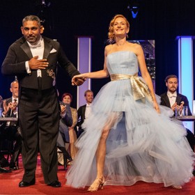 Svoji manželku by nejraději provedl parketem v rytmu waltzu. Je to prý tanec elegantní a noblesní.