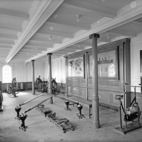 K dispozici byly restaurace, kavárny i dobře vybavená posilovna.