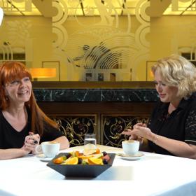 Povídaly si spolu mimo jiné o tom, jak Pavlína prožívala oholení hlavy ve svém prvním filmu Jak se točí Rozmarýny.