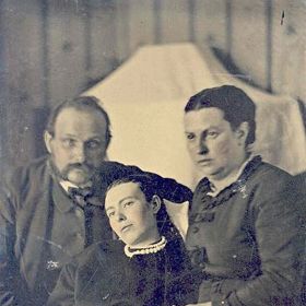 V Anglii měli vskutku zvláštní zálibu. Rádi se fotili s mrtvými. Prý na památku...