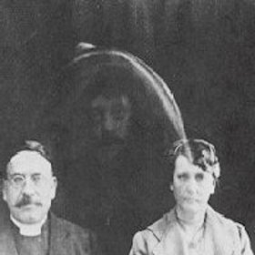 Anebo jako reverend Tweedale se svým otcem. 