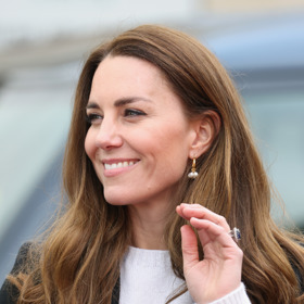 Při květnovém návratu na místo činu, tedy Univerzitu v St. Andrews, kde se před dvaceti lety seznámila s princem Williamem, si Kate vzala ručně vyrobené perlové náušnice  značky Freya Rose za 3000 Kč.
