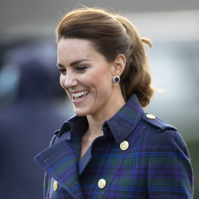 Při květnové návštěvě Skotka sáhla Kate do rodinné pokladnice a vybrala si zde náušnice zapůjčené od samotné královny.
