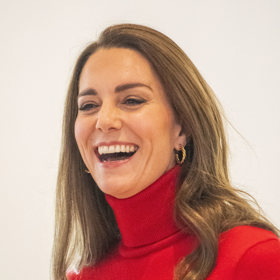 Naposledy se Kate objevila na veřejnosti s pozlacenými náušnicemi značky ASOS, které v současnosti seženete za příjemných 320 Kč.