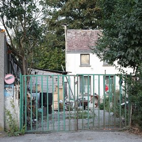 Marc Dutroux unášel mladé dívky, které pak schovával v podzemních skrýších svých několika domů. 