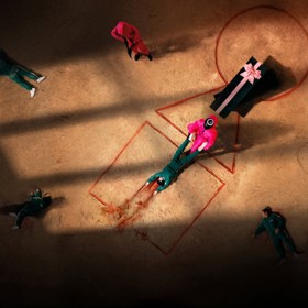 Hra na oliheň je nový seriálový hit Netflixu. Pochází z Jižní Koreje a je drsnou variací dětské hry Cukr, káva, limonáda...