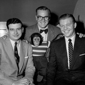 Ale ani po vyhazovu se šimpanz Fred neztratil. Vystupoval v estrádách a divadle.