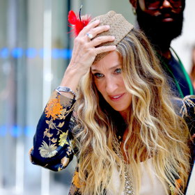 Dobře si všimněte, že Sarah svoje šediny rozhodně neskrývá. U konečků jí krásně zpestřují blond hřívu.
