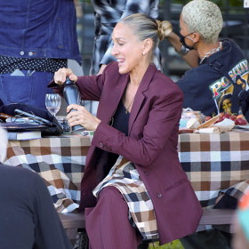 Účes, který tolik zaujal vlasové stylisty, předvedla Sarah na zářijovém natáčení jednom z dílů minisérie And Just Like That.
