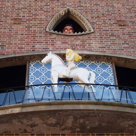 Ten to prý nevydržel a na nahou šlechtičnu se podíval. Za to jej připravili o zrak.