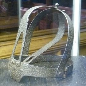 Hlavní efekt mučícího nástroje spočíval ve veřejném ponížení.