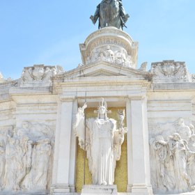 Monumentální připomínka neznámého vojína v Římě.