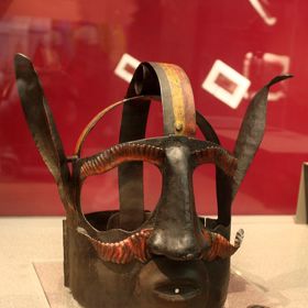 Původně uzda sloužila k umlčení domnělých čarodějnic, aby již nadále nemohly pronášet zaříkávání.