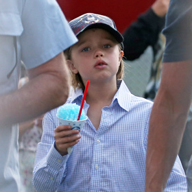 Přesto jí nadále kupovala chlapecké šaty.
