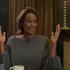 Ale hlavně o tom, jak Lejla Abbasová zvládá výchovu čtyř dětí. 