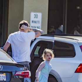 V roce 2017 načapali fotografové čtyřletého Noaha v dívčích šatech. Nešlo o nějaký úlet či kostým na karneval. Klučina nosí šaty i do školy a tatínek s maminkou s tím nemají problém.