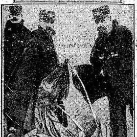 Četníci a zbytky vybavení Franze Reichelta po jeho tragickém pokusu o seskok z Eiffelovy věže.