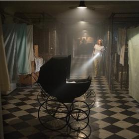 Když Mia utíká ze sklepa před démonem, pokouší se třikrát vyjet do šestého patra, což patrně odkazuje na číslici 666.